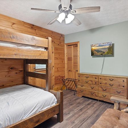 1 Min To The Parkway Spacious Cabin W 3 Suites And Extra Bedroom! Pigeon Forge Ngoại thất bức ảnh