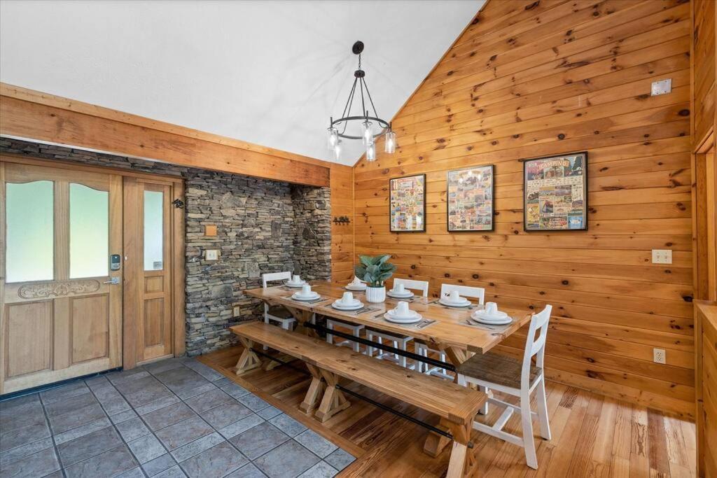 1 Min To The Parkway Spacious Cabin W 3 Suites And Extra Bedroom! Pigeon Forge Ngoại thất bức ảnh