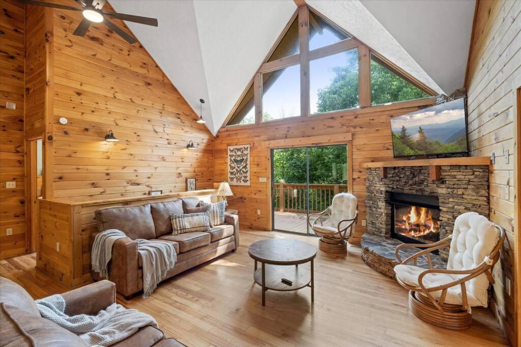 1 Min To The Parkway Spacious Cabin W 3 Suites And Extra Bedroom! Pigeon Forge Ngoại thất bức ảnh