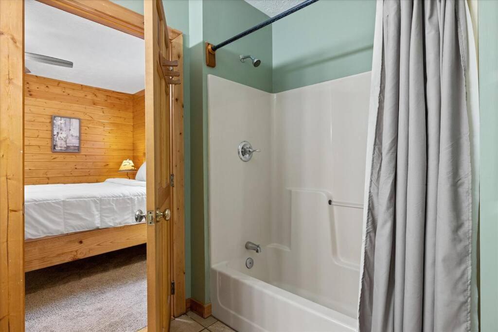 1 Min To The Parkway Spacious Cabin W 3 Suites And Extra Bedroom! Pigeon Forge Ngoại thất bức ảnh