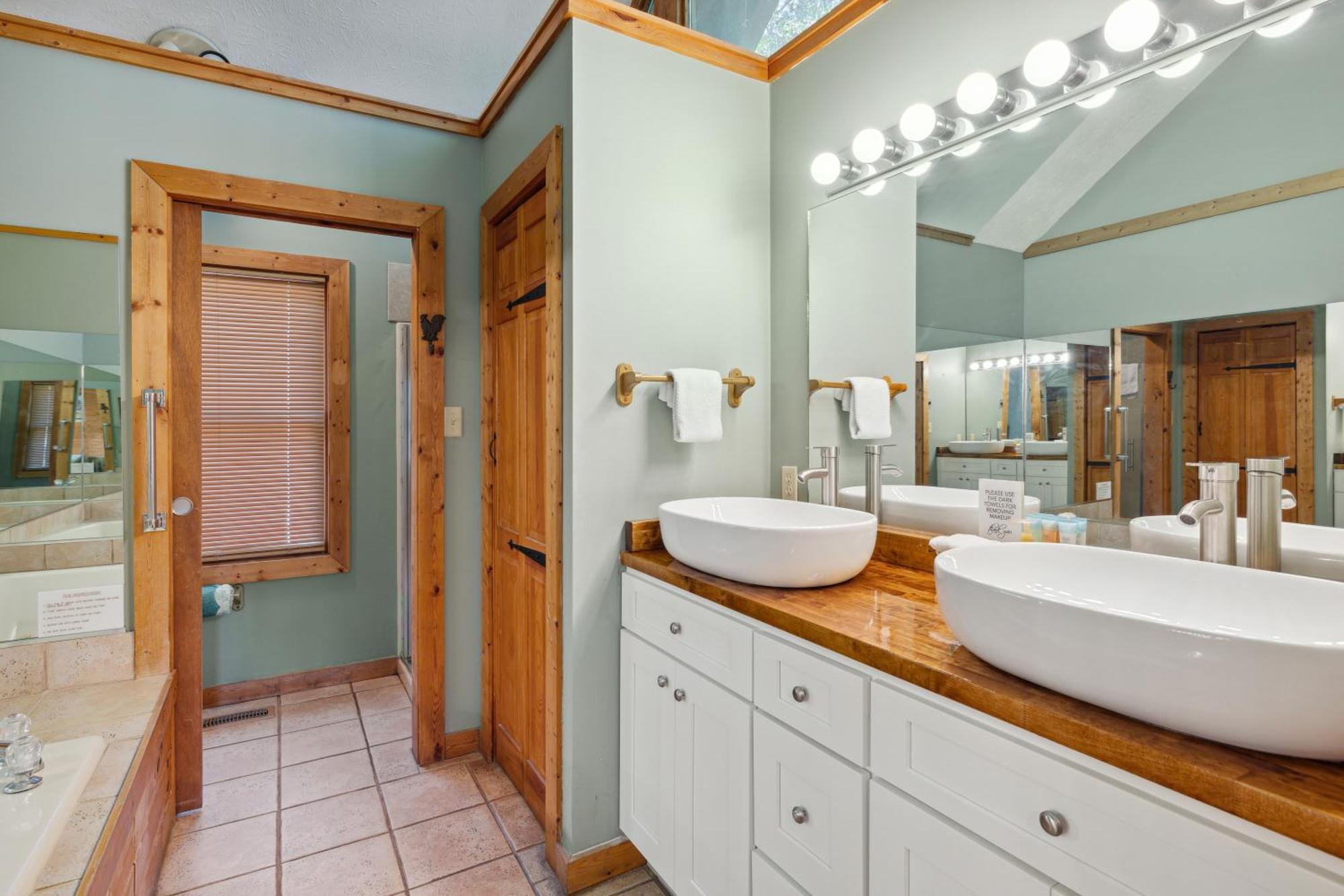 1 Min To The Parkway Spacious Cabin W 3 Suites And Extra Bedroom! Pigeon Forge Ngoại thất bức ảnh
